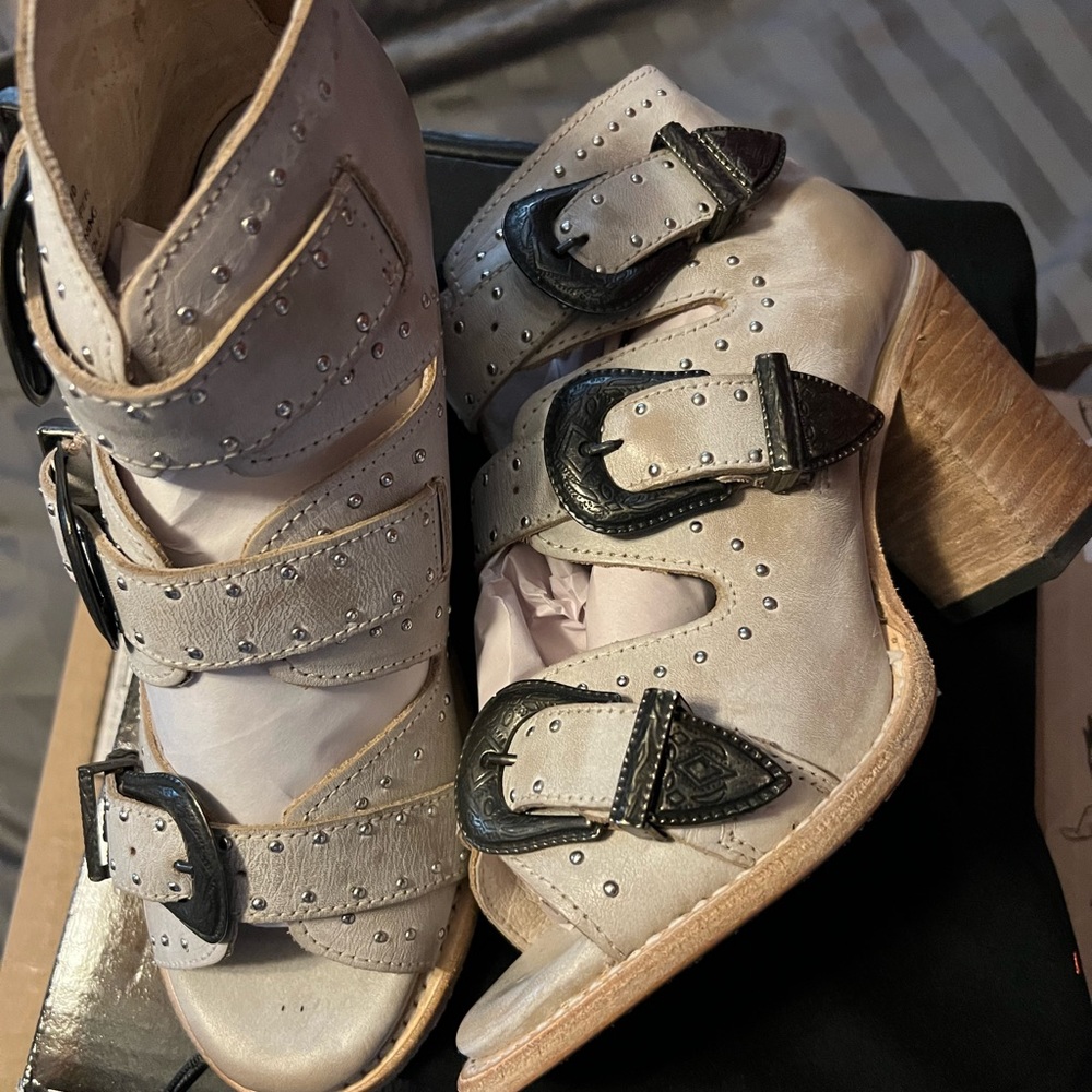 The coveted retired FREEBIRD Violet sandals in beige; TTS Women’s size 10.